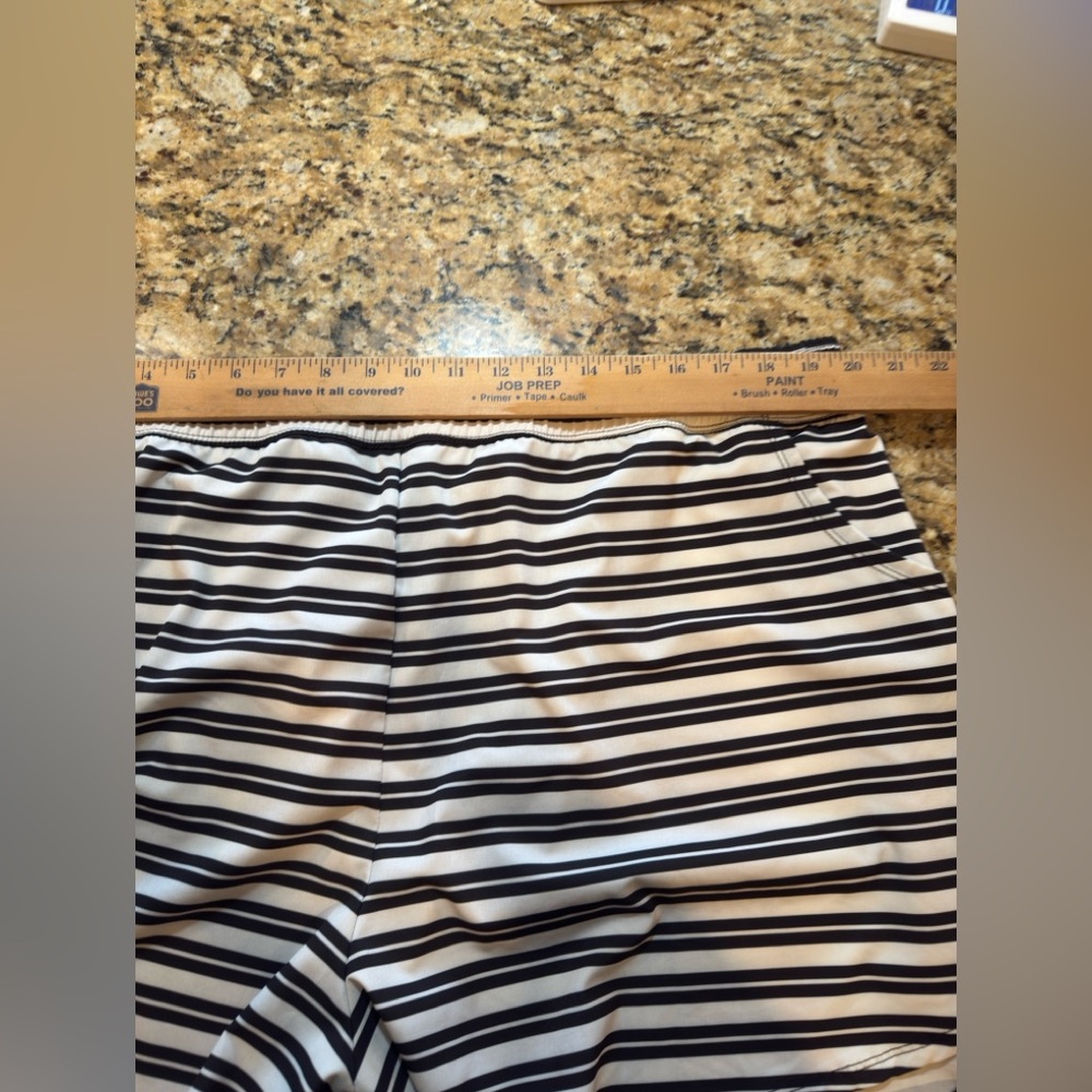 Torrid women’s Black & White Striped crepe 5" Coverup/swim Shorts Plus sz 3 - Picture 5 of 9